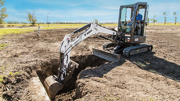 Kepçe ile hafriyat çalışması